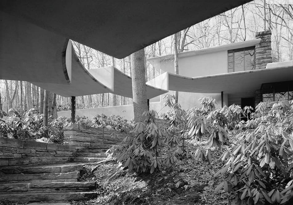 Arquitetura residencial em concreto e pedra, integrada ao terreno